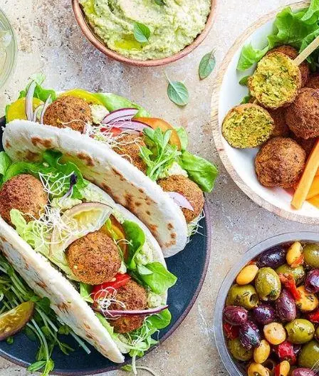 sandwich de pain pita aux falafels